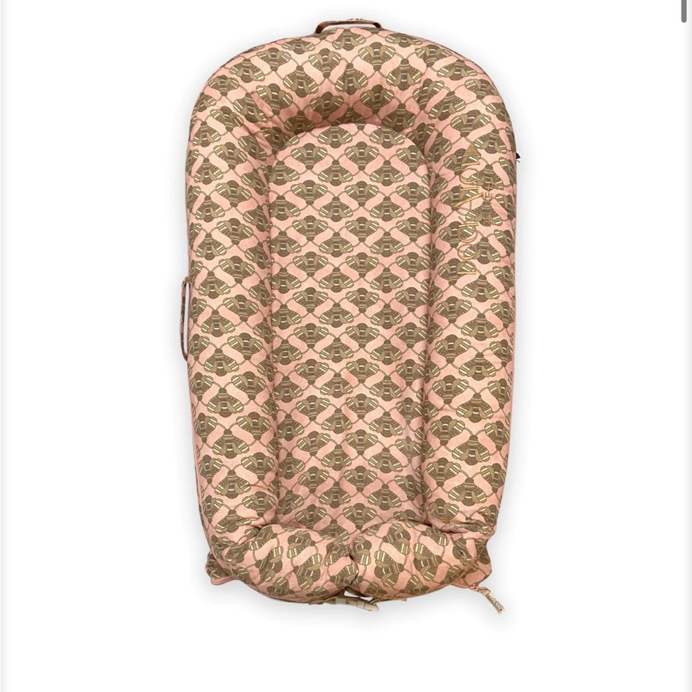 Dockatot deluxe. Gently used. No stains no signs if wear. Busy bees print